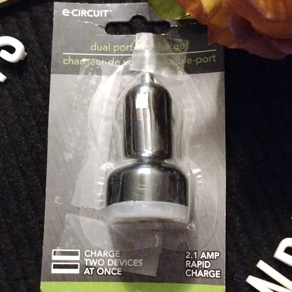 🌻5/$10  Dual port car charger